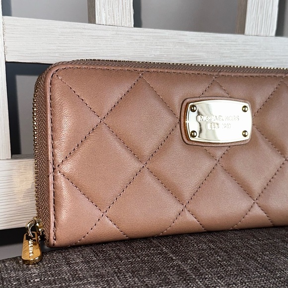 Michael Kors EUC Quilted soft leather full zip wallet tan beige nude - Picture 4 of 17